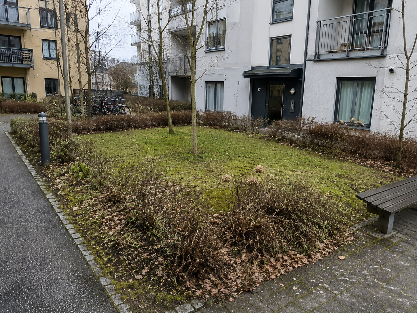 Före-bild av BRF-utemiljö innan åtgärd