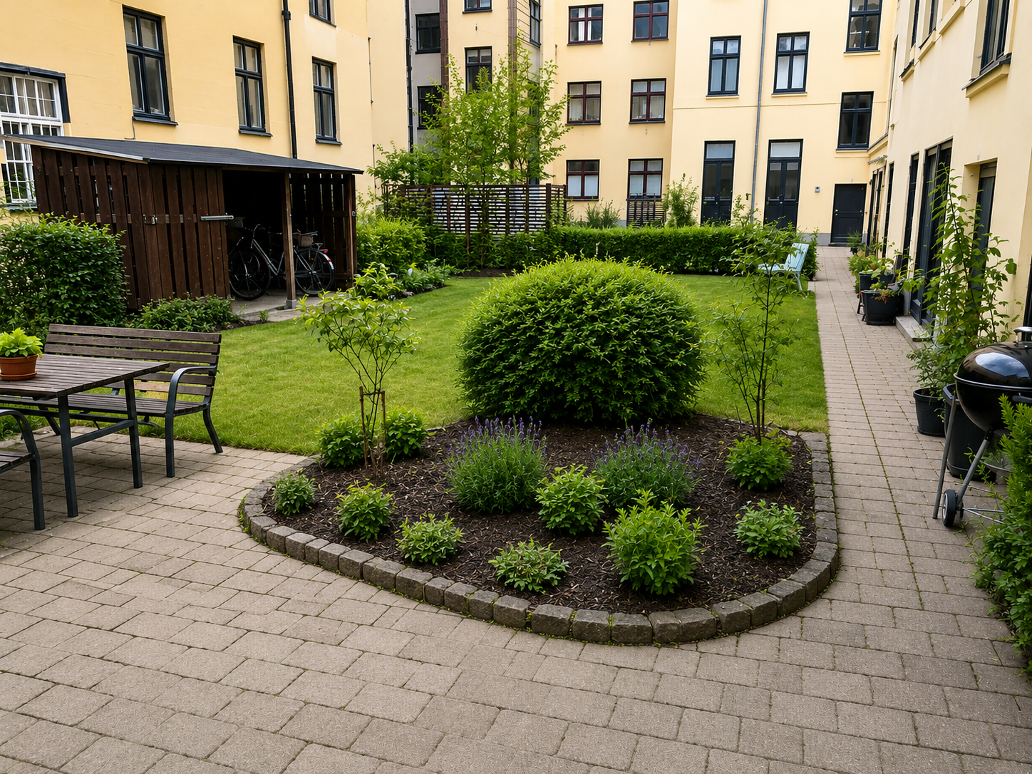 Efter-bild av innergård i Malmö efter skötsel